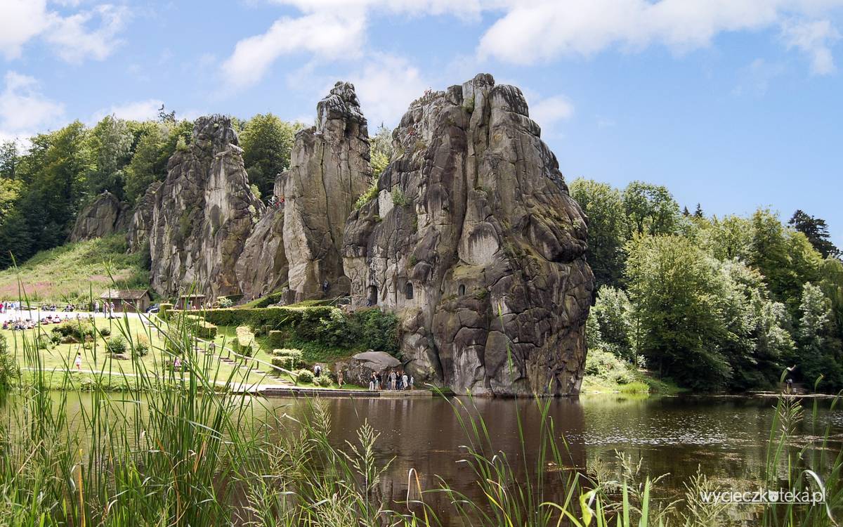 Externsteine – niemieckie skalne miasto położone nad jeziorem