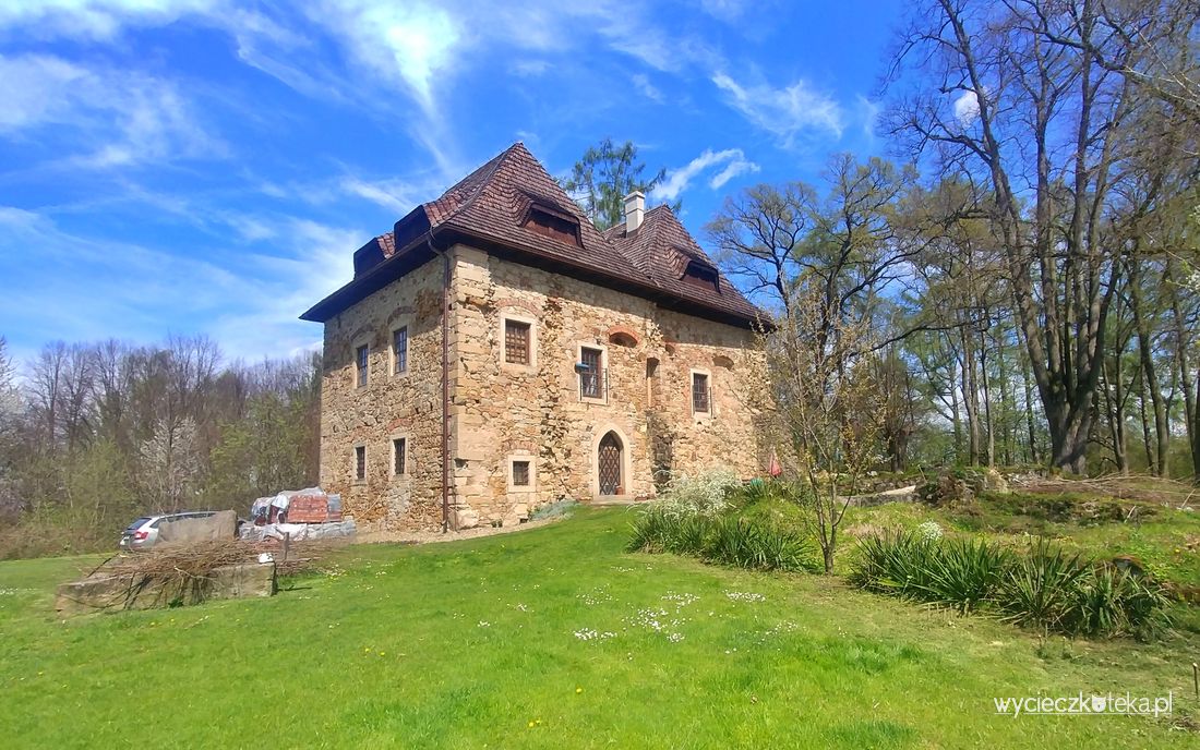 Dwór obronny – zamek w Wieruszycach niedaleko Łapanowa