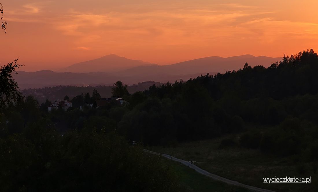 Wieża widokowa na Polczakówce obok Rabki-Zdroju. Urocze miejsce na popołudniową wycieczkę