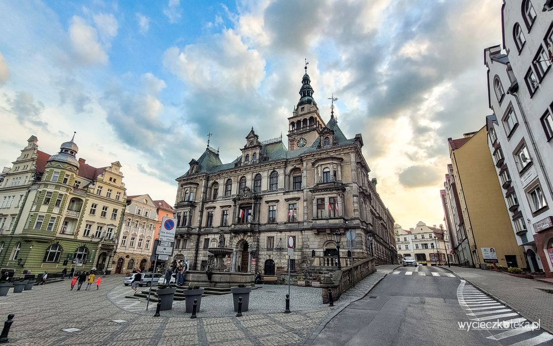 Rynek w Kłodzku – poznaj jego ratusz, dawną tawernę i historię trucicielki, która tu mieszkała