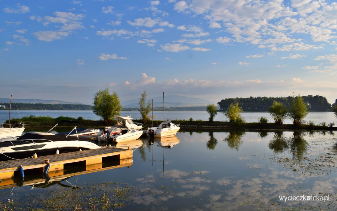 Jezioro Orawskie – przyjemne miejsce na wypoczynek nad wodą. Dojedziesz tutaj w niecałe 2 h z Krakowa!