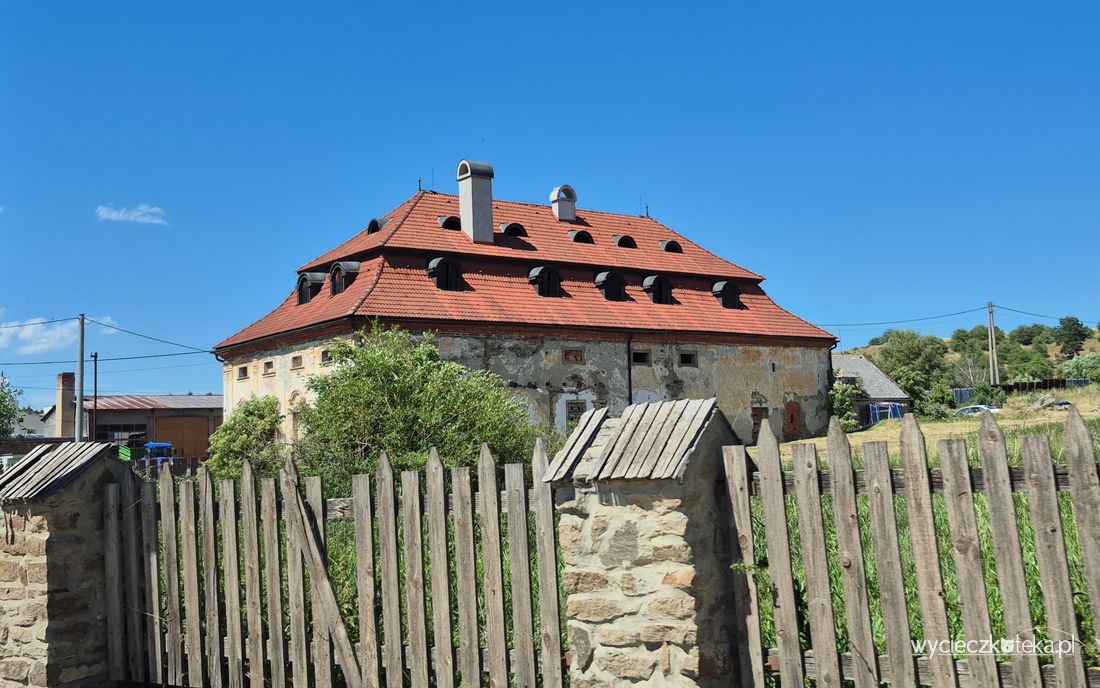 Późnorenesansowy dwór we wsi Vlková na Słowacji. Poznaj historię tego miejsca