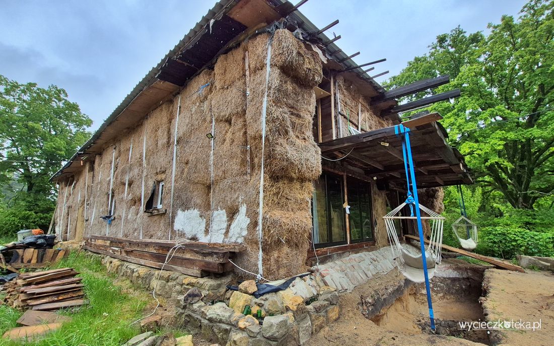 Niesamowity dom ze słomy w Bielawie. Eturno Straw House