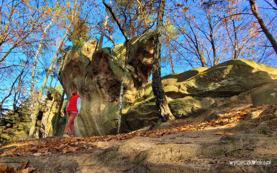 Diabelski Kamień i zabytkowa pustelnia w Krzesławicach koło Szczyrzyca