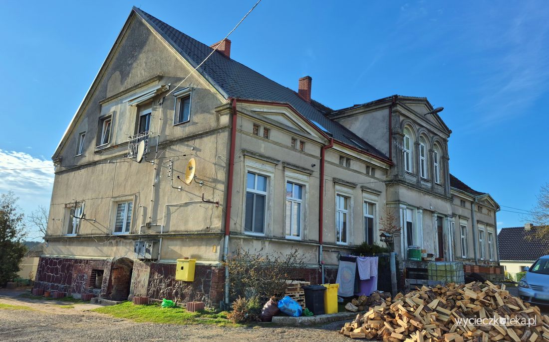 Dwór w Ciesławiu na Pomorzu Zachodnim i stary cmentarz ewangelicki skryty w lesie