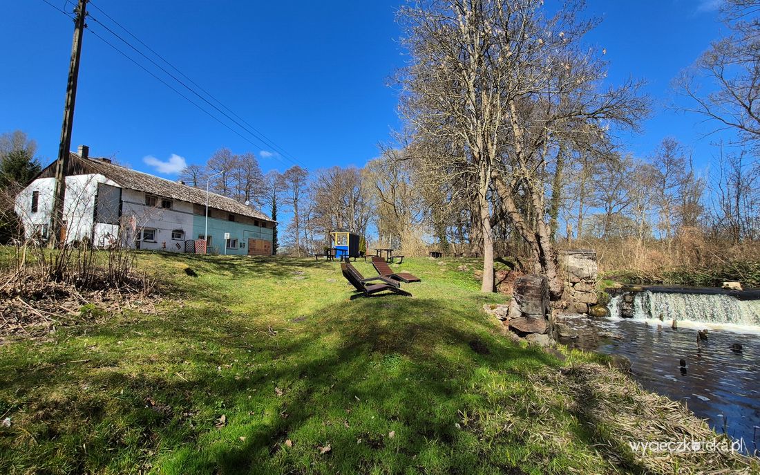 Krzepocin na Pomorzu Zachodnim. Zobaczysz tu dawny folwark, stary cmentarz ewangelicki i pomnik poległych