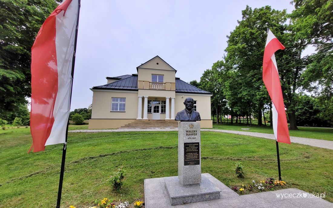 Wzorowana na dworku polskim Willa Walerego Sławka w Janowiczkach